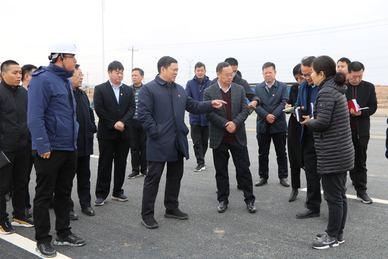 县委书记许红兵到平西站调研通车前建设情况
