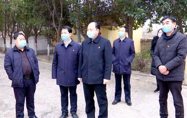 王代强调研我县城区疫情防控工作