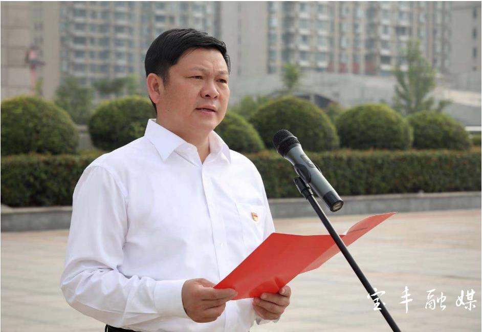 县委书记许红兵带领新一届县委委员候补委员重温入党誓词参观红色场馆