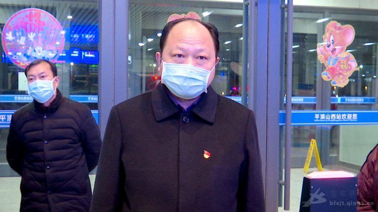 王代强夜查重要卡点疫情防控工作