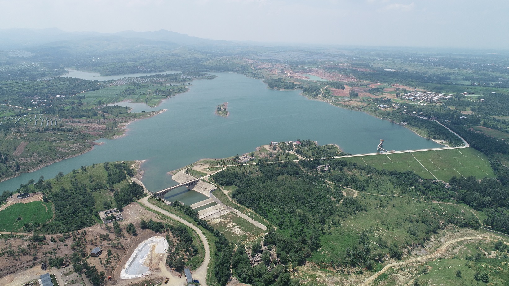 图为龙兴寺水库,有效保证下游灌溉用水