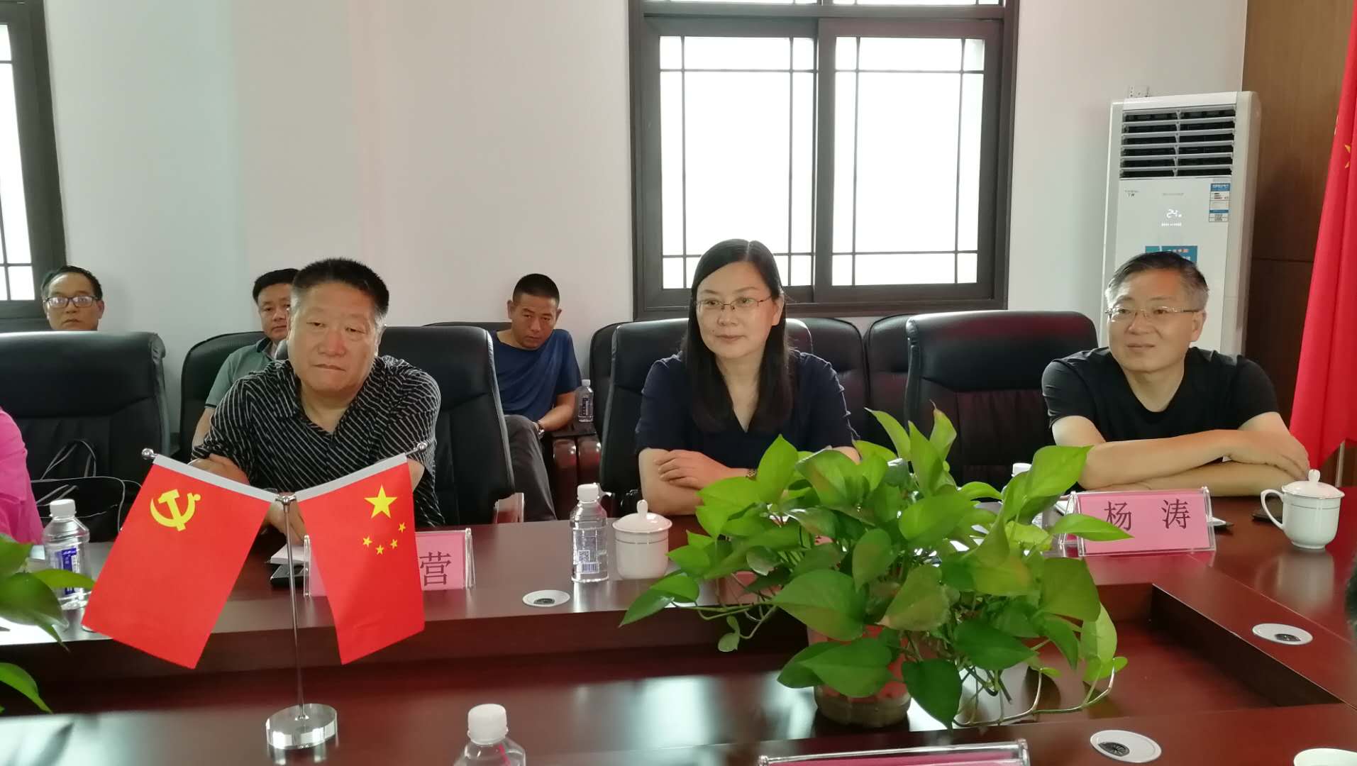 会上,何冠峰同志向调研组汇报了近年来宝丰的园林绿化建设工作,并就