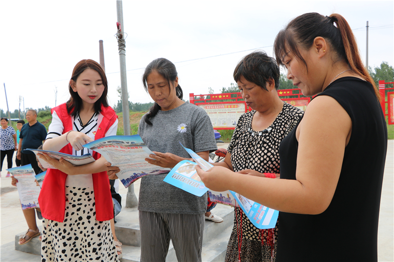 宝丰高铁商务区开展党员志愿者暑期安全知识宣讲下乡活动