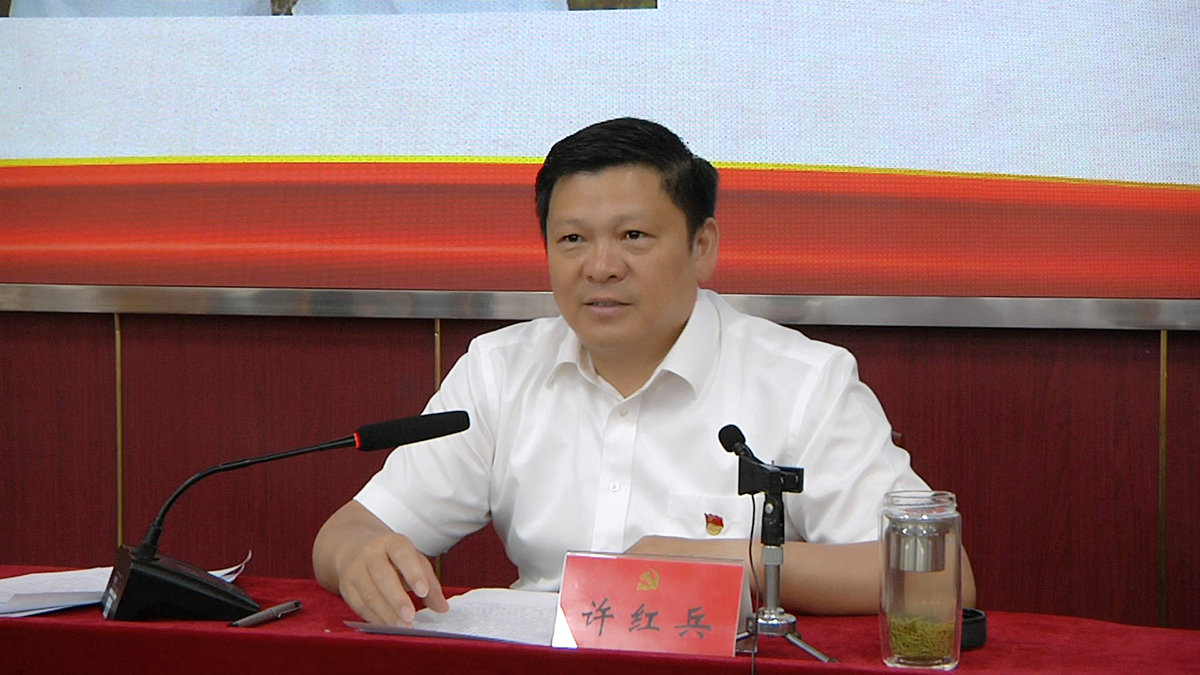 教师节到来之际,9月9日上午,县委书记许红兵来到宝丰二高,通过网络为