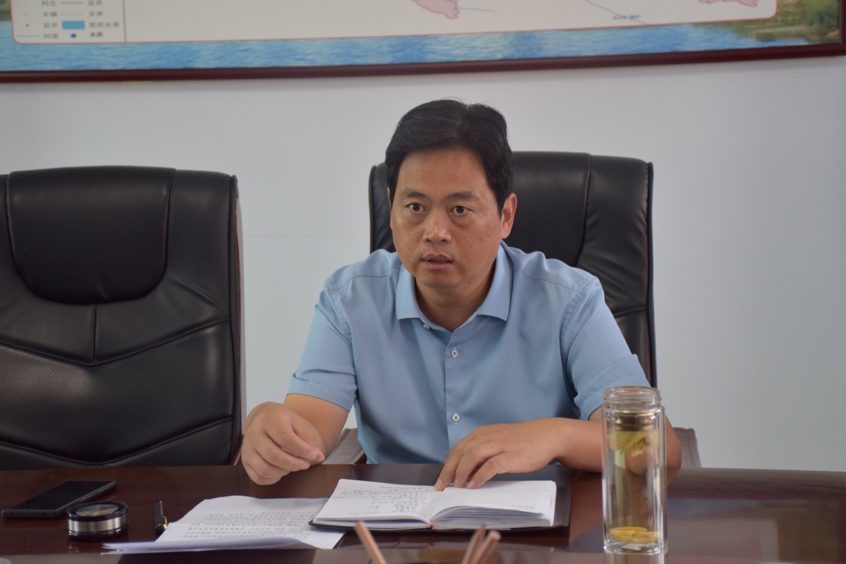 会上,传达了县委书记许红兵在全县产业观摩暨脱贫攻坚现场会上的讲话