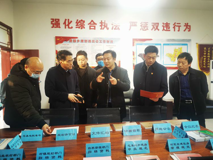 副县长肖志举带队前往郏县考察农村宅基地改革工作