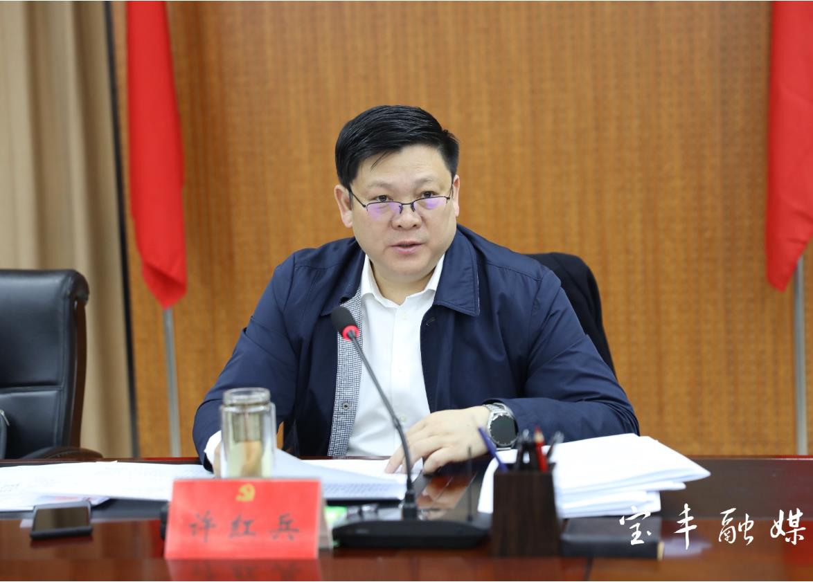 县人大常委会主任刘景华和县领导王浩,姚桃叶,李俊杰出席会议.