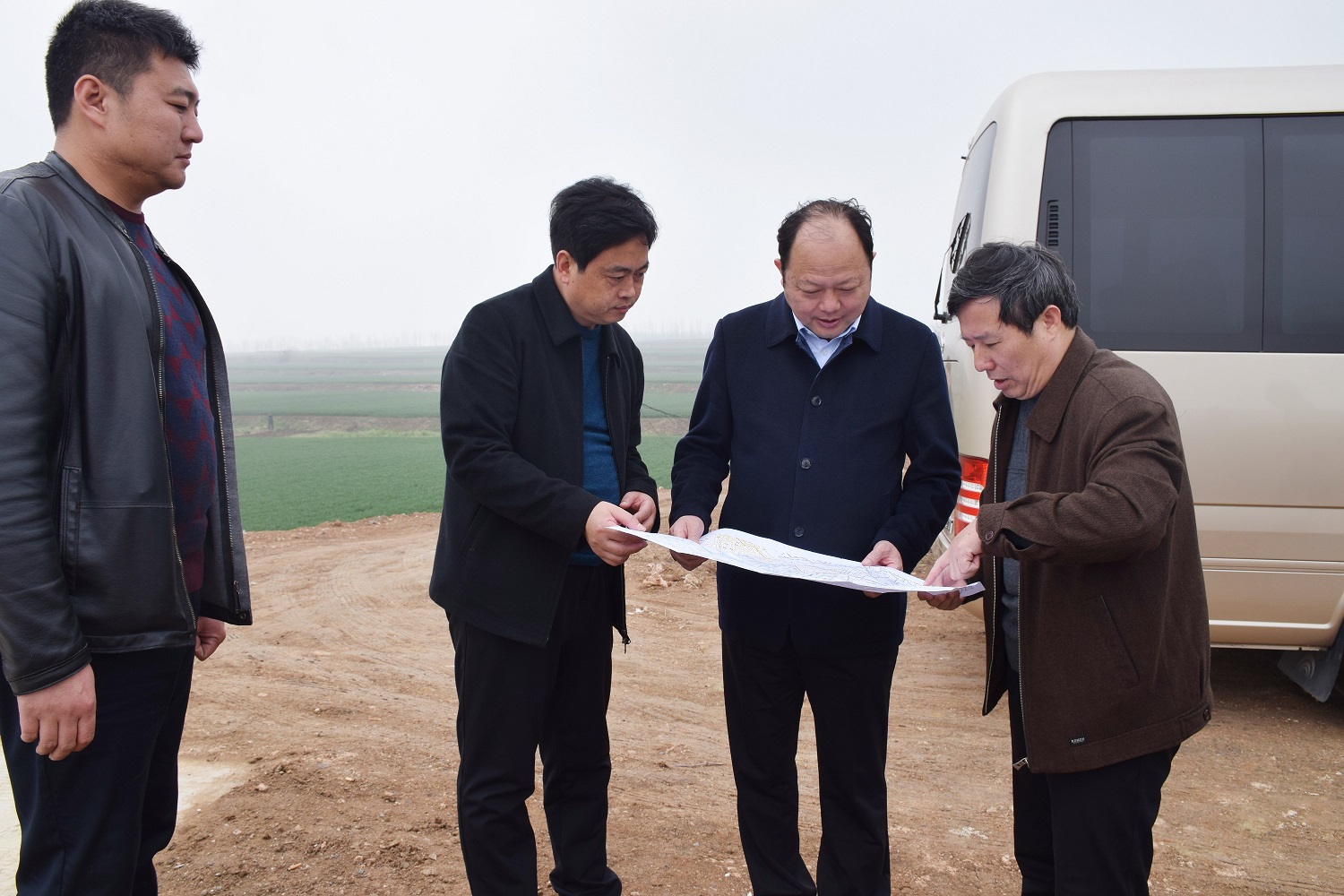 县长王代强调研水利工作