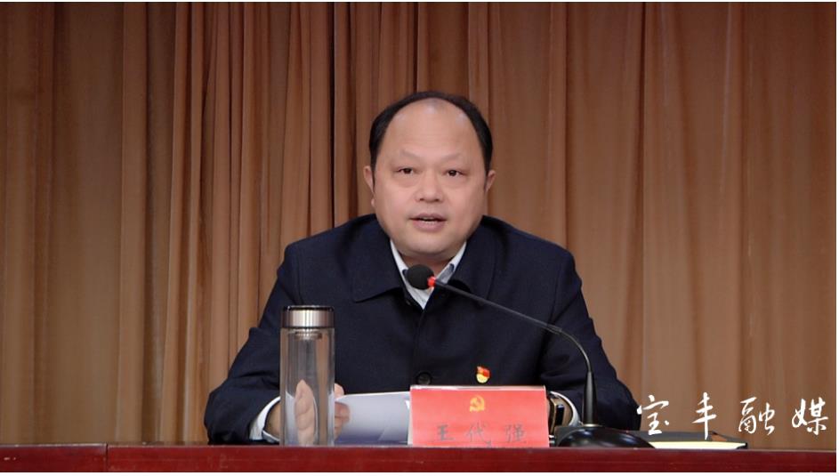 县委书记许红兵在会上讲话.县长王代强主持会议.