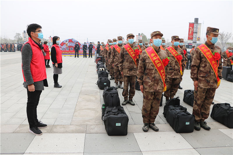 宝丰县高铁商务区开展送新兵入伍党员志愿者服务活动