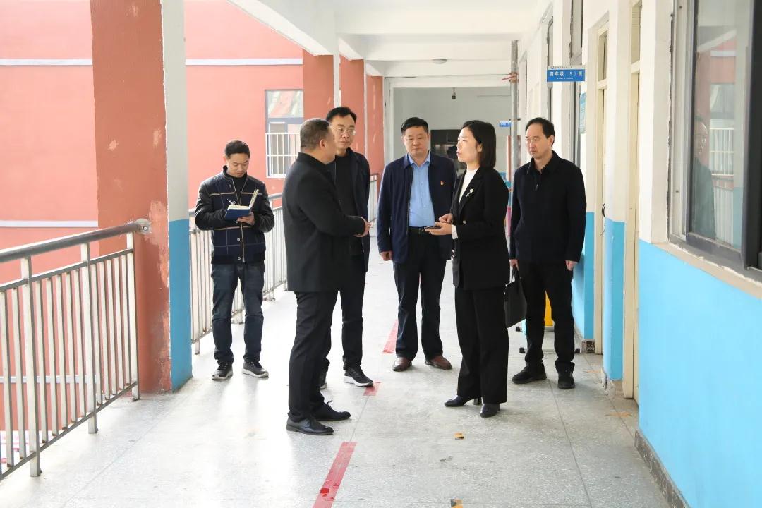 动态以深厚情怀办好宝丰教育教育局党委深入学校调研工作