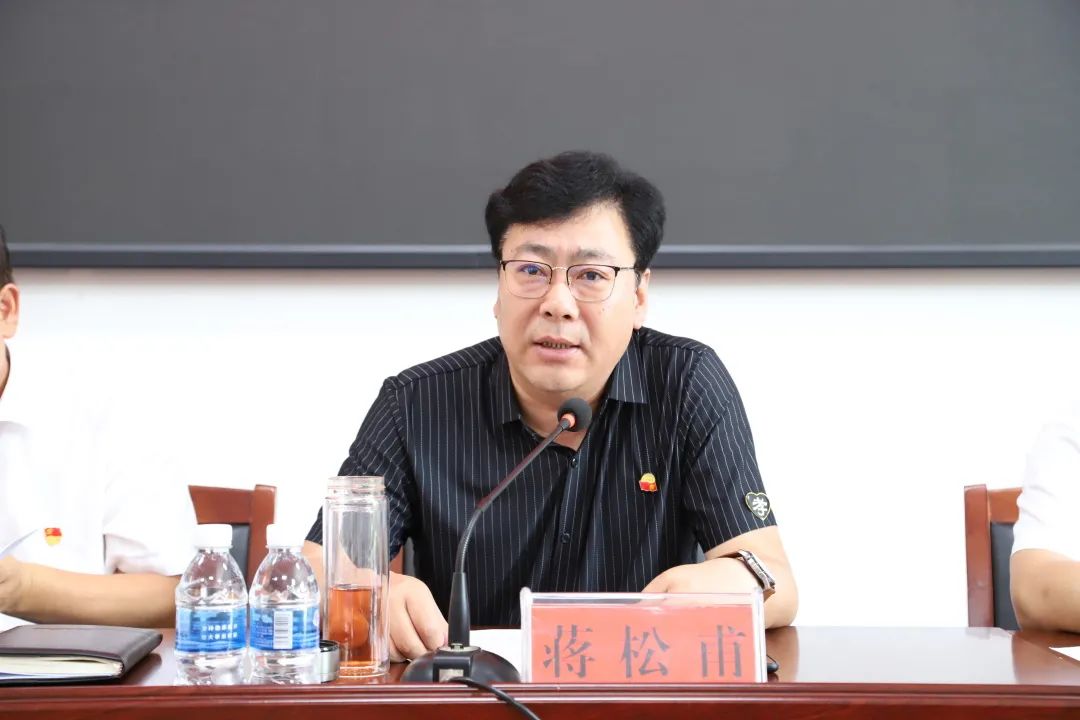 县政府党组成员,县金融业发展服务中心主任蒋松甫围绕"回顾和缅怀党的