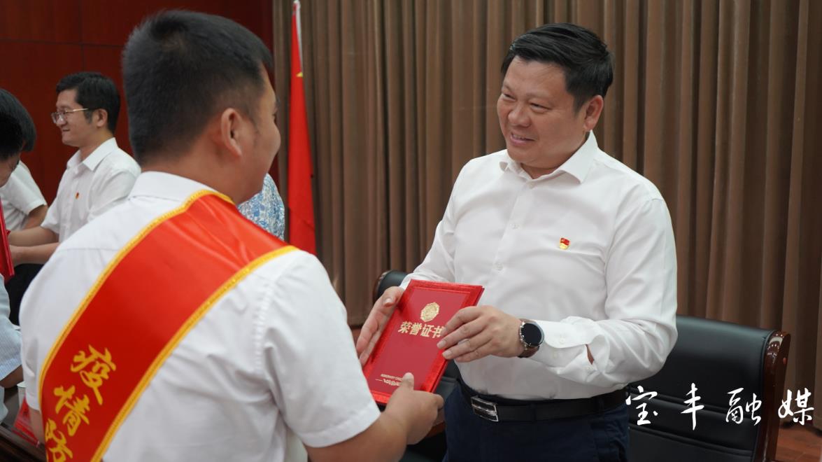 县委副书记,县长王代强主持会议.